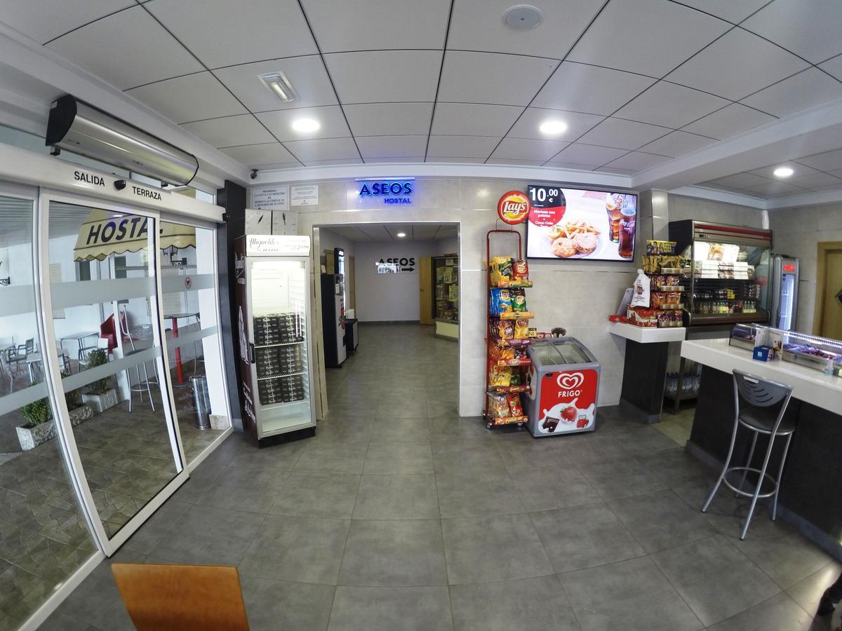 Hostal Los Gabrieles Albacete Bagian luar foto